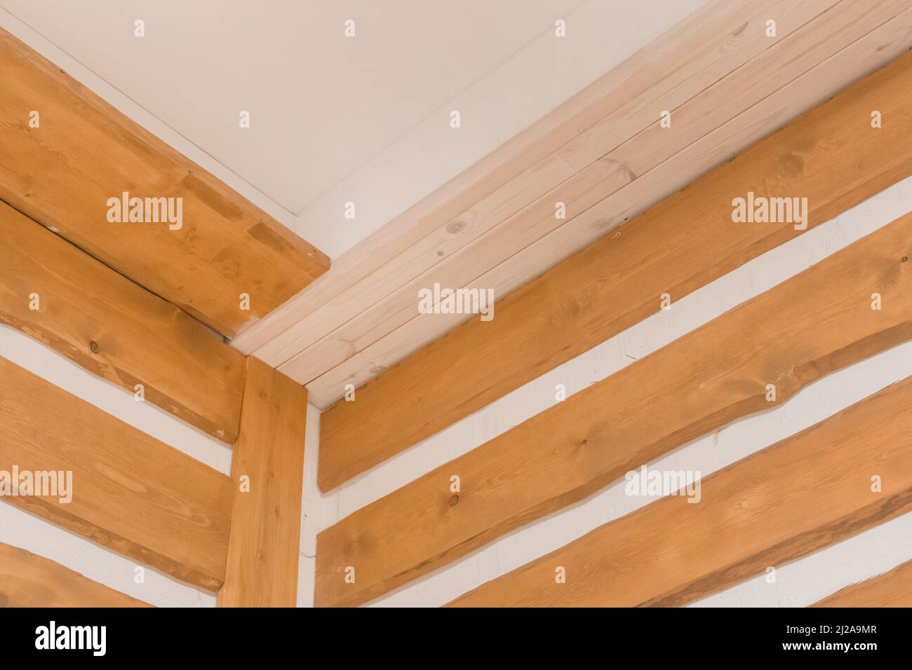 Holzbretter abstraktes Deckendesign auf dem Hintergrund der weißen Wandstruktur. Stockfoto
