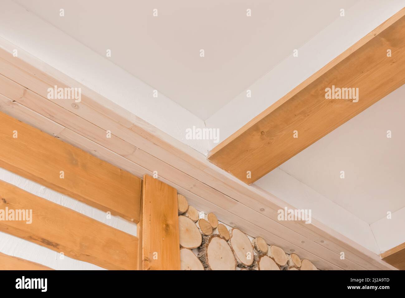 Holzbretter abstraktes Deckendesign auf dem Hintergrund der weißen Wandstruktur. Stockfoto