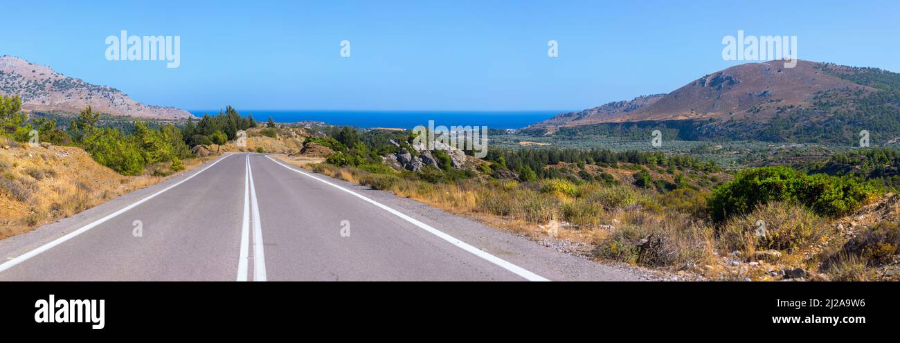 Ein aufregender Panoramablick auf erstaunliche Straßen ohne Verkehr in Rhodos, Griechenland. Schöne asphaltierte Autobahn, Autobahn, Autobahn durch südlichen lan Stockfoto