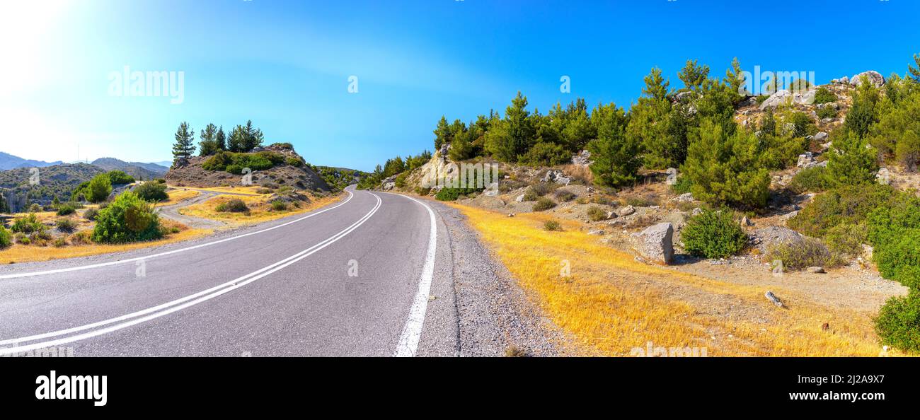 Ein aufregender Panoramablick auf erstaunliche Straßen ohne Verkehr in Rhodos, Griechenland. Schöne asphaltierte Autobahn, Autobahn, Autobahn durch südlichen lan Stockfoto