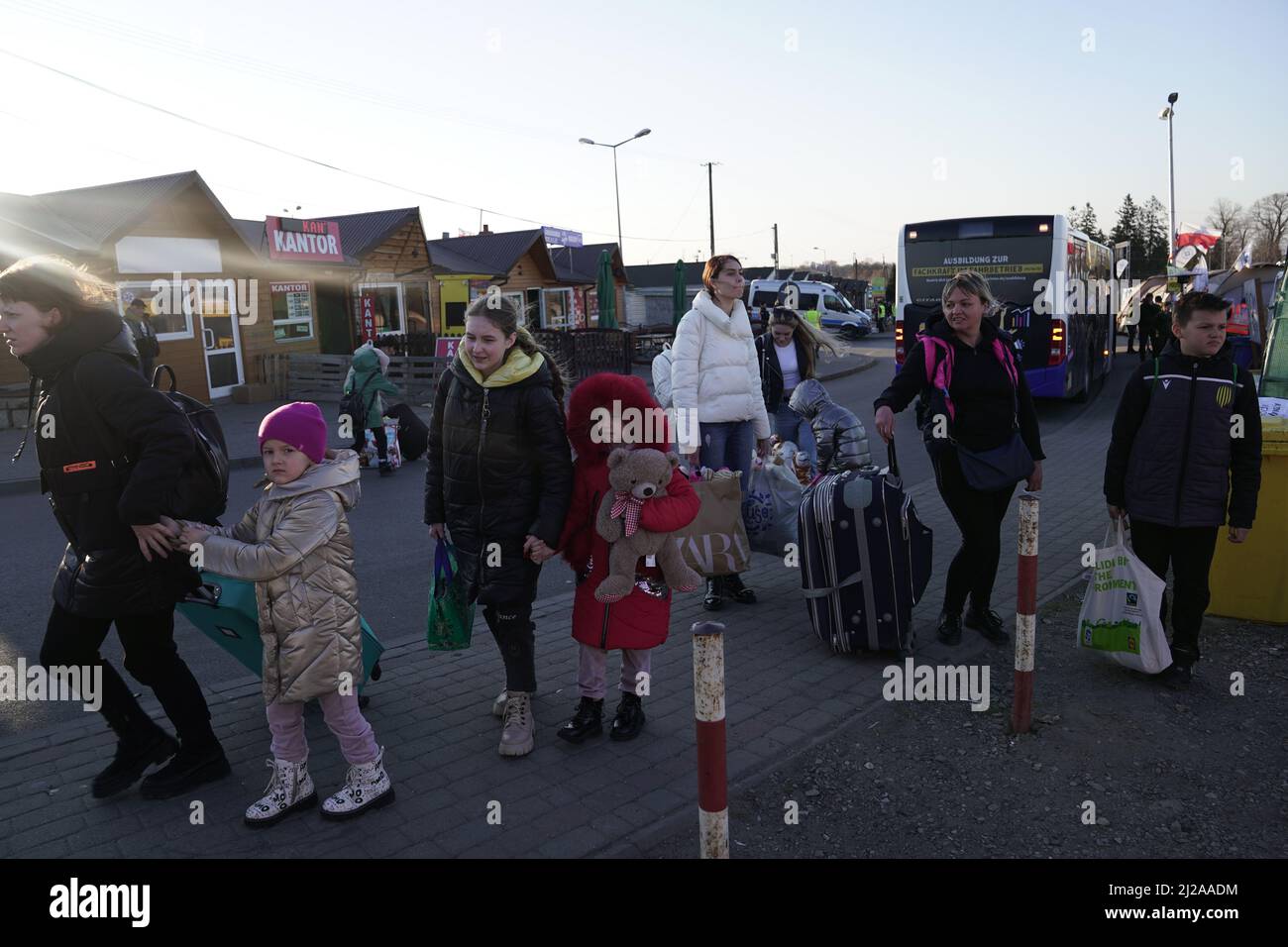 MEDYKA, POLEN - 28. MÄRZ 2022 - ukrainische Flüchtlinge, die vor der russischen Invasion fliehen, sind am Checkpoint Medyka-Shehyni auf der Ukraine-Polen abgebildet Stockfoto