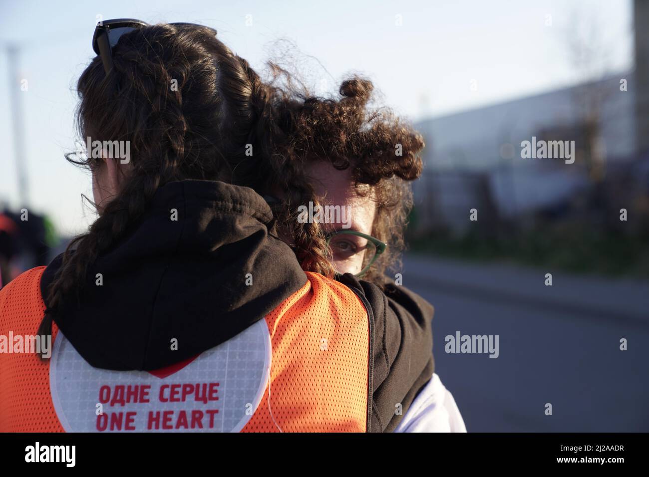 MEDYKA, POLEN - 28. MÄRZ 2022 - Ein Freiwilliger umarmt einen ukrainischen Flüchtling, der vor der russischen Invasion am Checkpoint Medyka-Shehyni an der Ukraine-Po flüchtet Stockfoto
