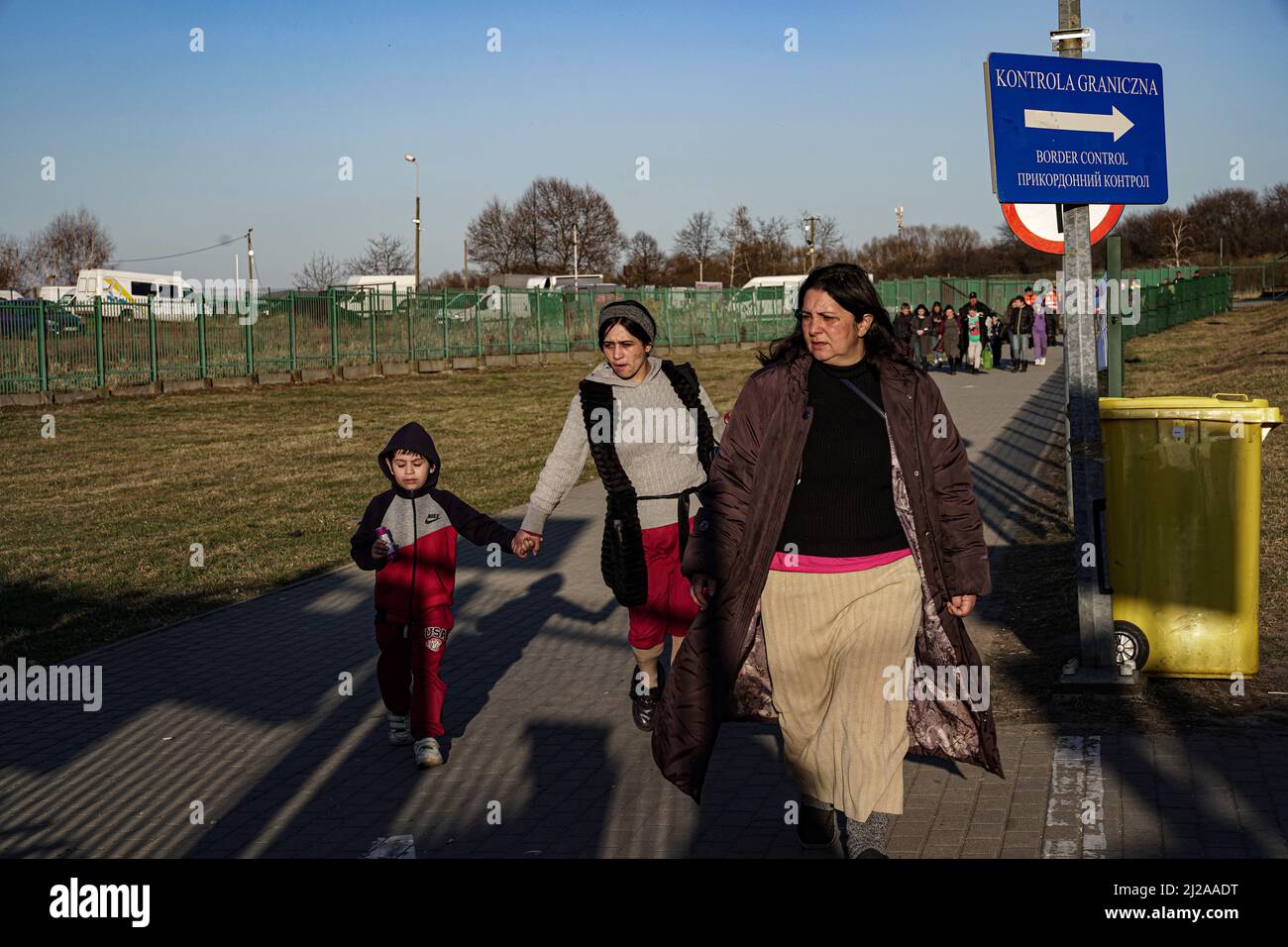 MEDYKA, POLEN - 28. MÄRZ 2022 - ukrainische Flüchtlinge, die vor der russischen Invasion fliehen, sind am Checkpoint Medyka-Shehyni auf der Ukraine-Polen abgebildet Stockfoto