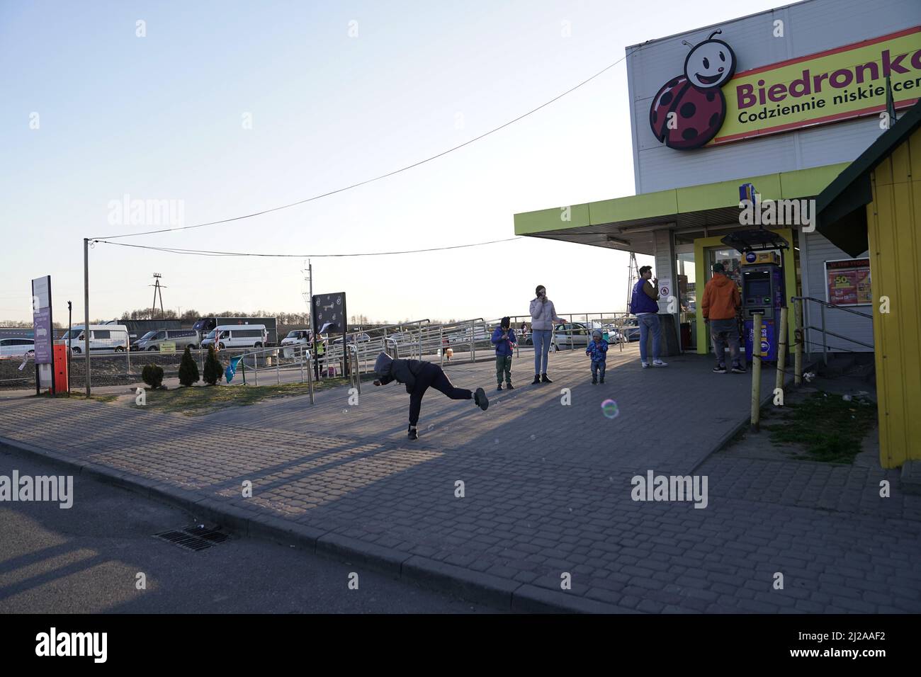 MEDYKA, POLEN - 28. MÄRZ 2022 - ukrainische Flüchtlinge, die vor dem russischen Ivasion fliehen, sind am Checkpoint Medyka-Shehyni auf der Ukraine-Polen b abgebildet Stockfoto