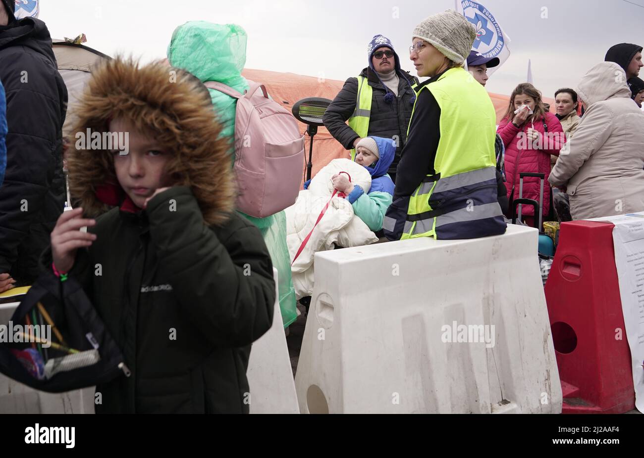 MEDYKA, POLEN - 29. MÄRZ 2022 - Ukrainische Flüchtlinge, die vor der russischen Invasion in der Warteschlange am Checkpoint Medyka-Shehyni an der Grenze zwischen der Ukraine und Polen fliehen, Stockfoto