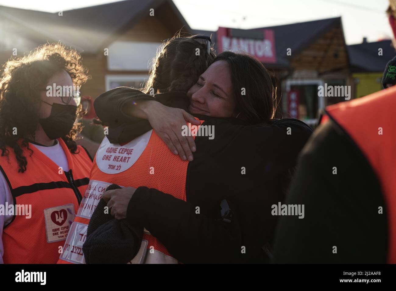 MEDYKA, POLEN - 28. MÄRZ 2022 - Ein Freiwilliger umarmt einen ukrainischen Flüchtling, der vor der russischen Invasion am Checkpoint Medyka-Shehyni an der Ukraine-Po flüchtet Stockfoto