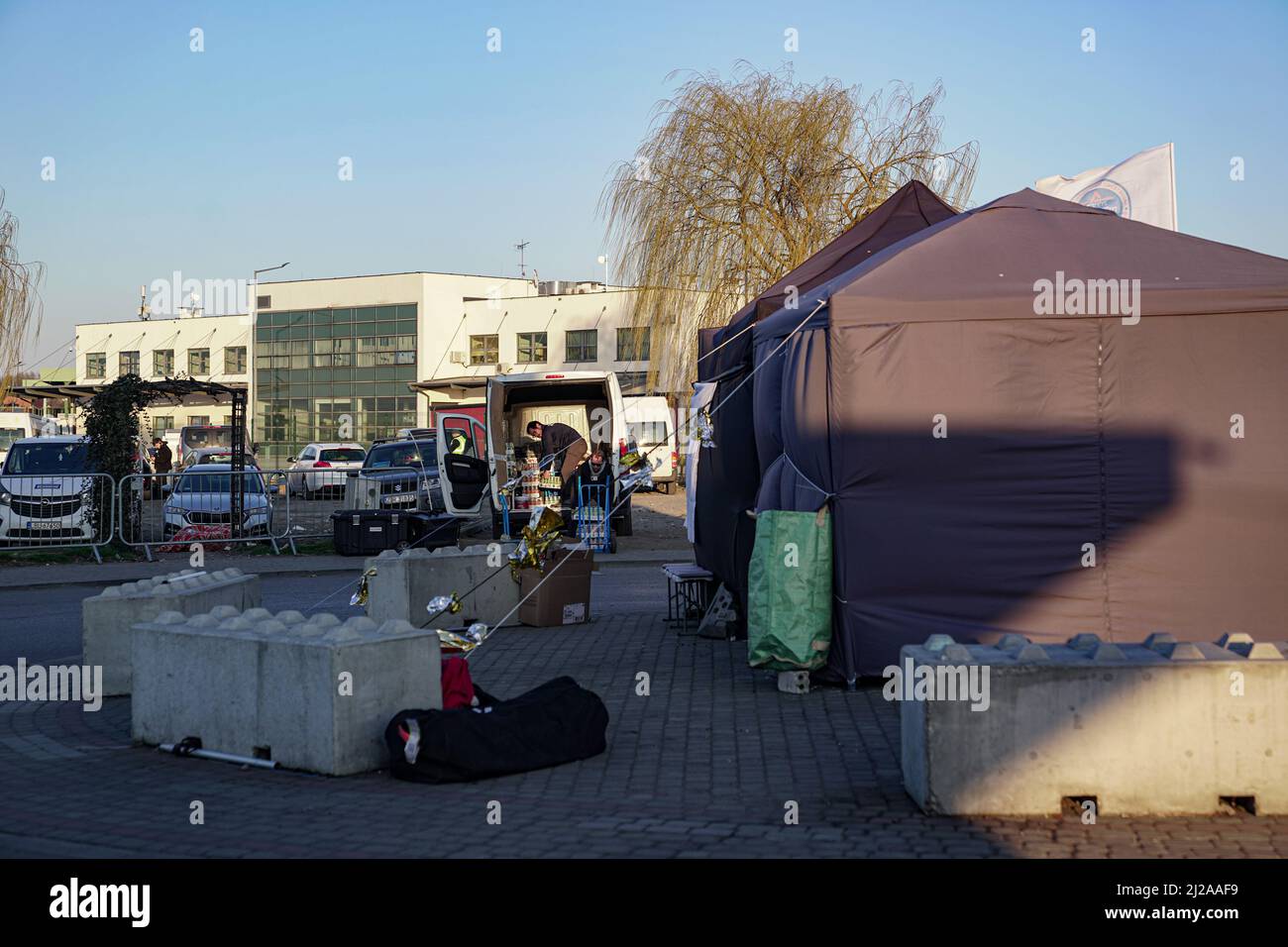 MEDYKA, POLEN - 28. MÄRZ 2022 - am Checkpoint Medyka-Shehyni an der ukrainisch-polnischen Grenze sind Zelte abgebildet, die von ukrainischen Flüchtlingen auf der Flucht genutzt werden Stockfoto