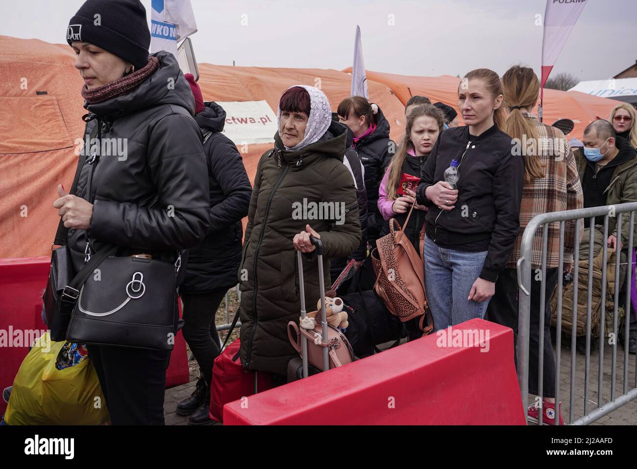MEDYKA, POLEN - 29. MÄRZ 2022 - Ukrainische Flüchtlinge, die vor der russischen Invasion in der Warteschlange am Checkpoint Medyka-Shehyni an der Grenze zwischen der Ukraine und Polen fliehen, Stockfoto