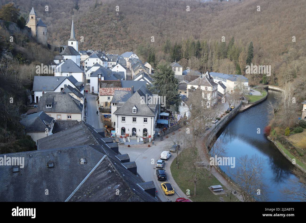 ESCH-SUR-SURE, LUXEMBURG, 2. MÄRZ 2022: Winteransicht der malerischen Stadt Esch-sur-Sûre in Luxemburg. Die historische Altstadt ist ein sehr beliebtes Stockfoto