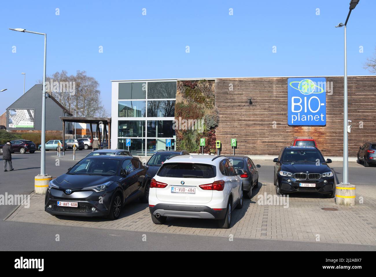 AALST, BELGIEN, 23. MÄRZ 2022: Außenansicht des Bio-Supermarkts Bio Planet und des umliegenden Parkplatzes. Es gehört zur Colruyt-Gruppe und ist eine Kette o Stockfoto