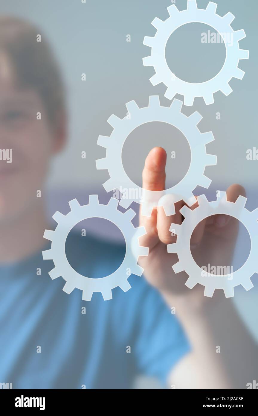 Business man mit GUI (Graphical User Interface), um Automatisierung in modernen Business Engineering auf virtuellen Bildschirm zu konfigurieren. Stockfoto