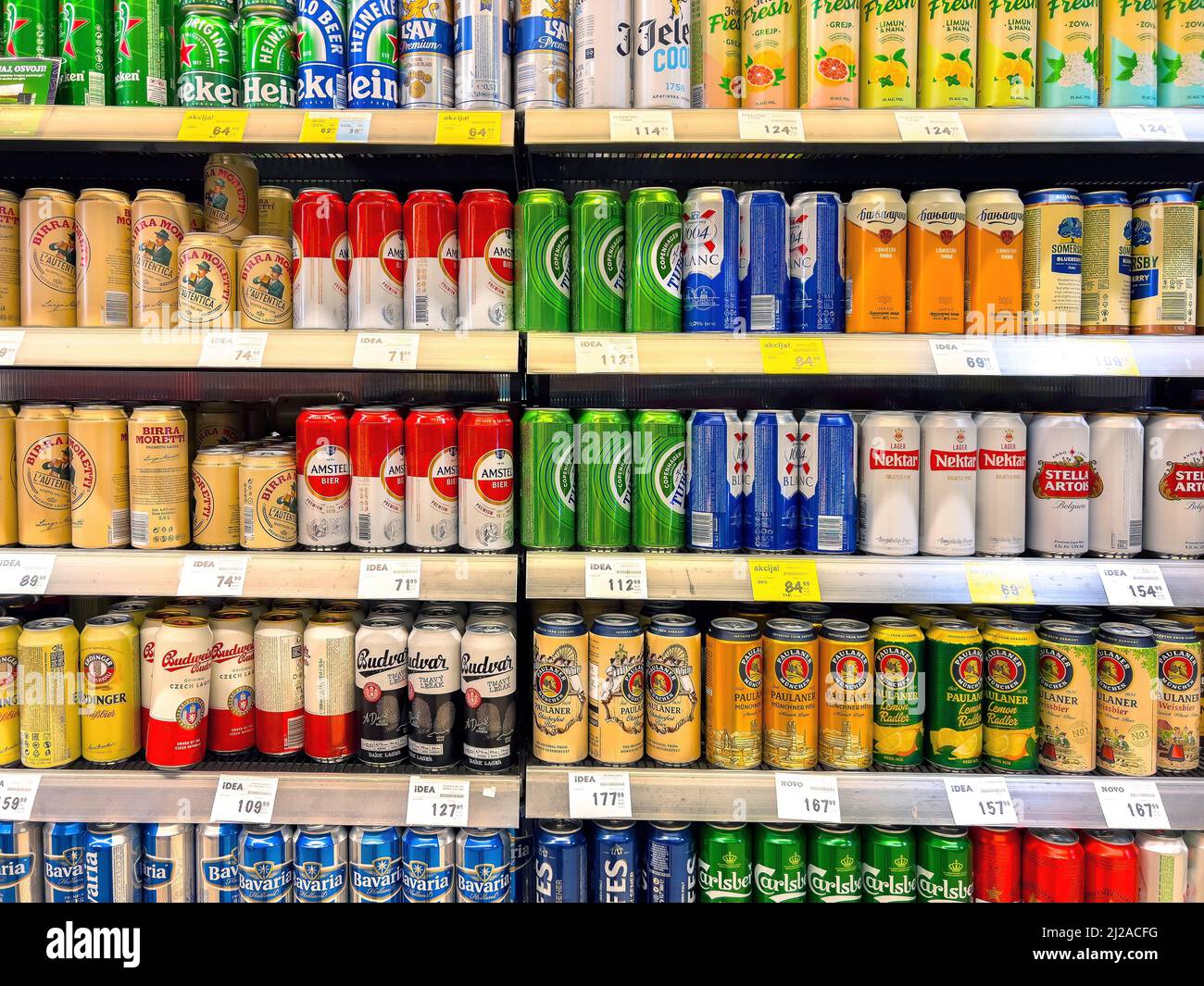 Novi Sad, Serbien - 14. März 2022: Verschiedene Biermarken Flaschen und Dosen auf Idee Supermarkt Regal in Novi Sad, illustrative Editorial Stockfoto