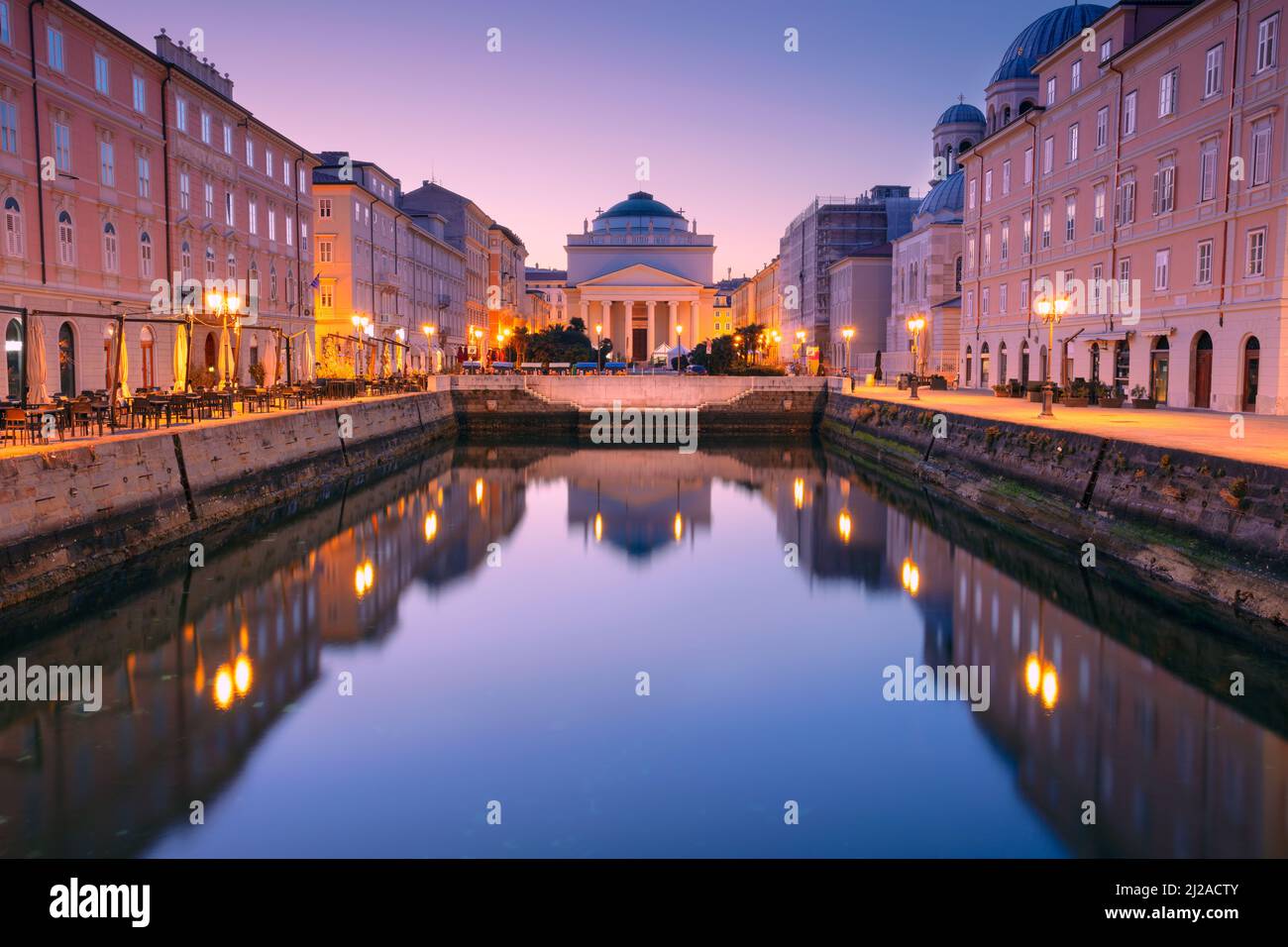 Triest, Italien. Stadtbild der Innenstadt von Triest, Italien bei Sonnenaufgang. Stockfoto