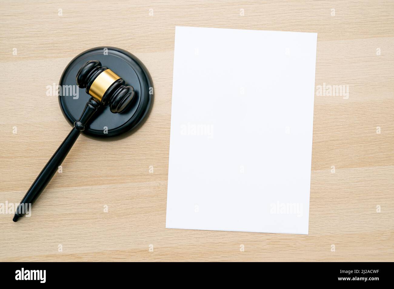 Arbeitsplatz des Richters mit Gavel und leerem weißen sauberen Blatt als Mockup, Platz für Text Stockfoto