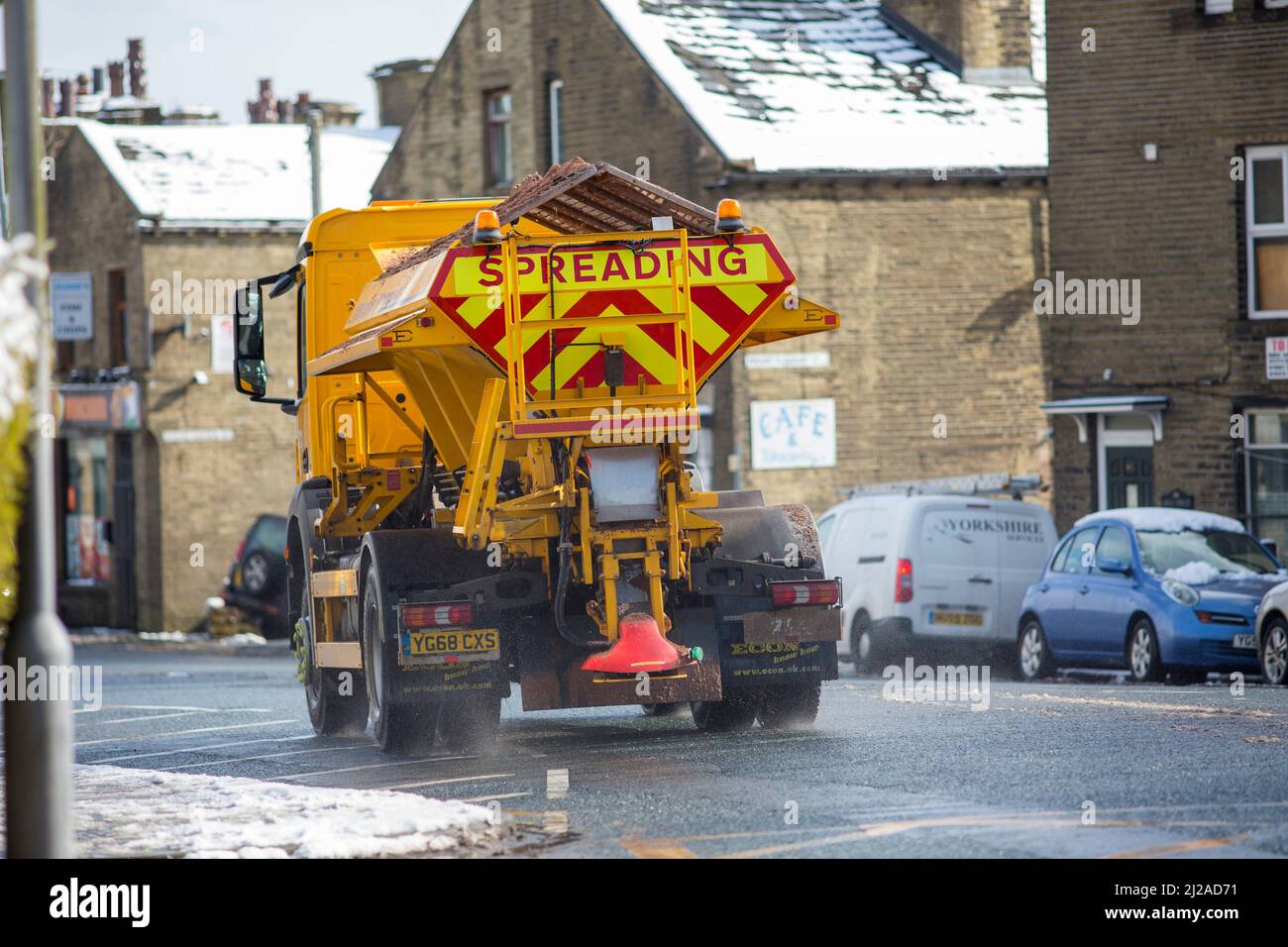 Queensbury, Bradford, West Yorkshire, Großbritannien. 31.. März 2022. Wetter in Großbritannien. Ein kalter, verschneiter Morgen in der West Yorkshire-Stadt Queensbury, in der Nähe von Bradford, England, Großbritannien. Queensbury ist ein großes Dorf im Metropolbezirk Bradford, West Yorkshire, England. Queensbury liegt an einem hohen Aussichtspunkt über Halifax, Clayton und Thornton und überblickt Bradford selbst und ist eine der höchsten Gemeinden in England. Kredit: Windmill Images/Alamy Live Nachrichten Stockfoto