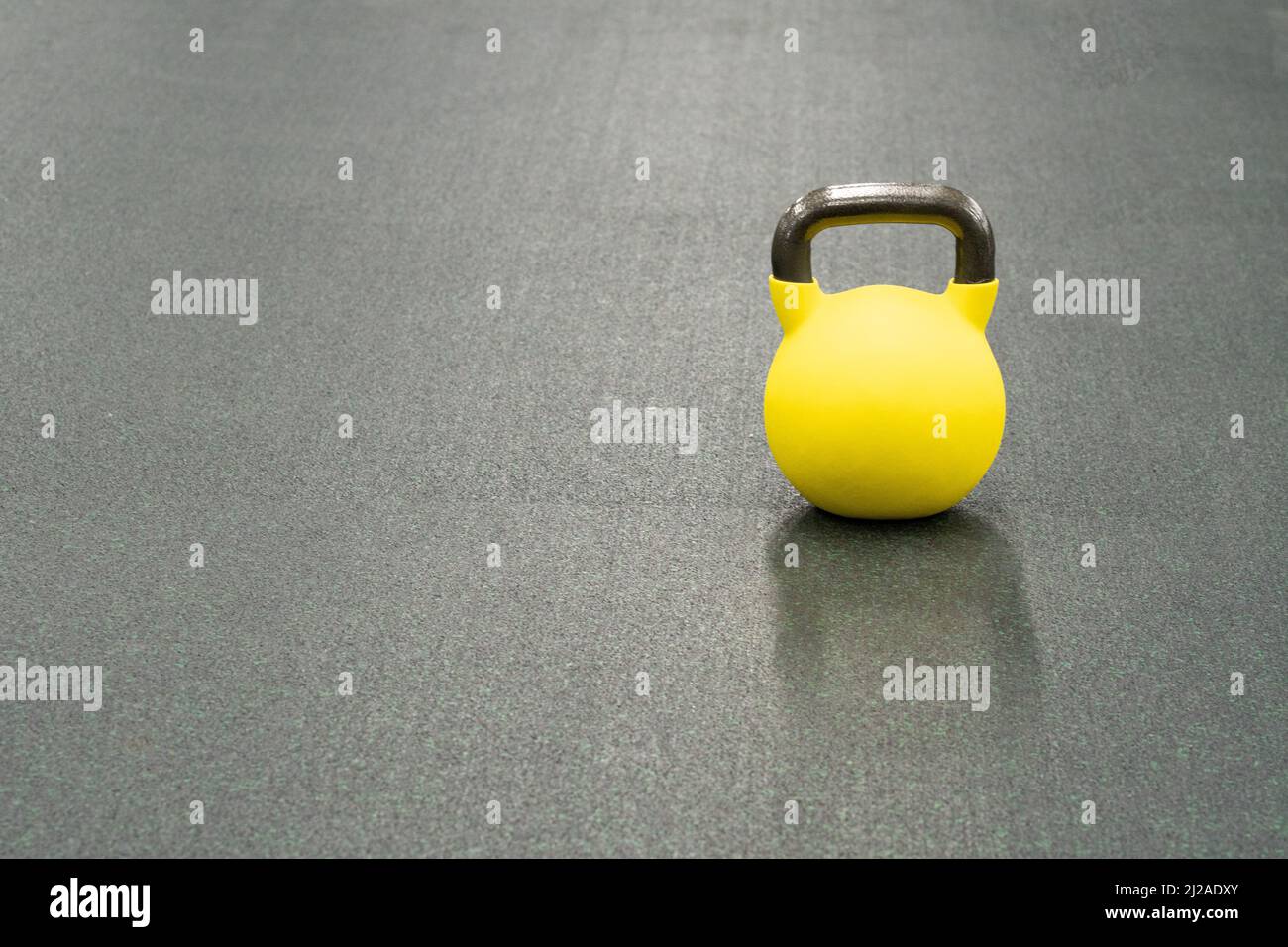 Gelbe Kettlebell Gewicht Hintergrund Übung, aus Workouts Sport für schwere  für Metall Einzel, Eisen hart. Text Bunte Fitness, körperliche Hantel  Stockfotografie - Alamy