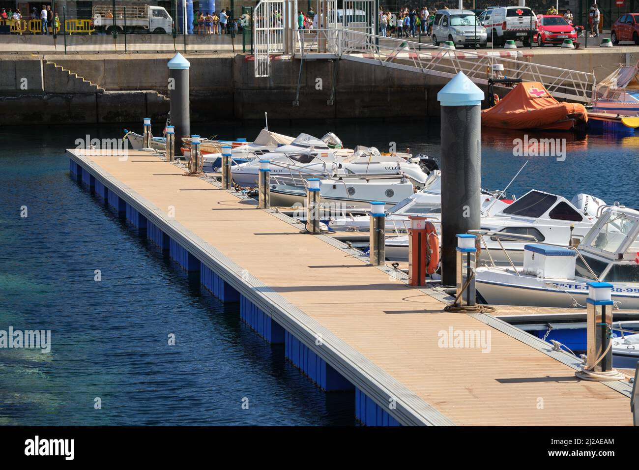 Schwimmende Anlegestelle mit kleinen Booten im Hafen von Puerto de la Estaca auf El Hierro. Bootsfahrt im Meeresreservat auf den Kanarischen Inseln. Stockfoto
