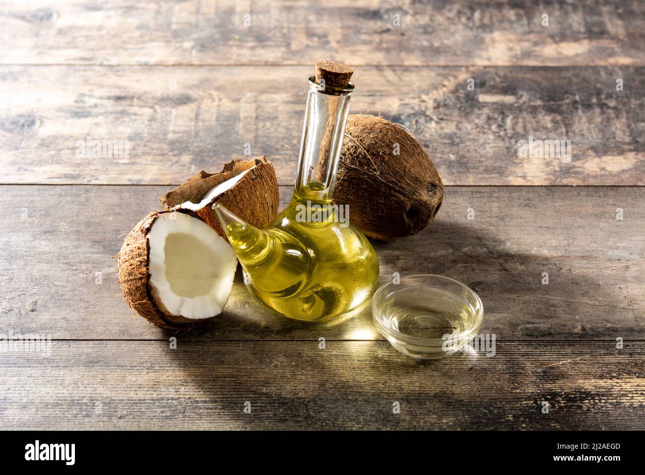 Kokosöl auf Holztisch Stockfoto