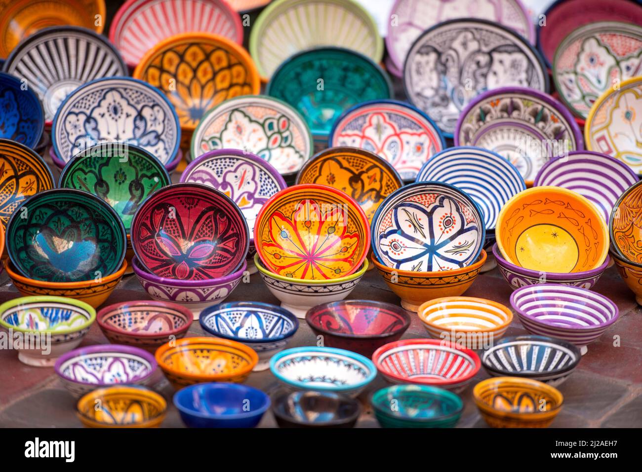 Traditionelle marokkanische Souvenir-Teller auf einem Straßenmarkt, Basar in Medina in Marokko Stockfoto
