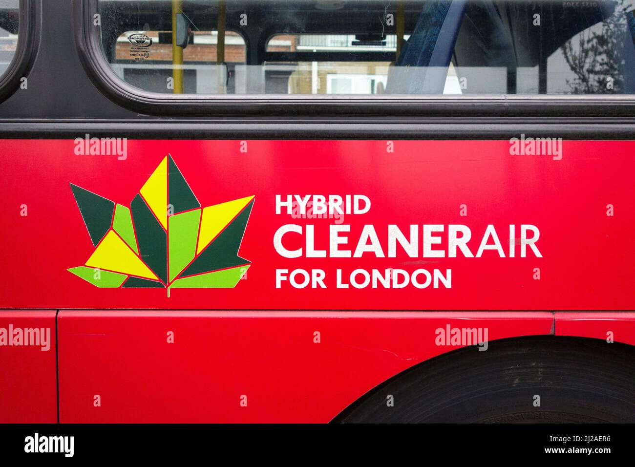 Nahaufnahme des Schildes Hybrid Clean Air for London an der Seite eines roten TFL-Londoner Busses Stockfoto
