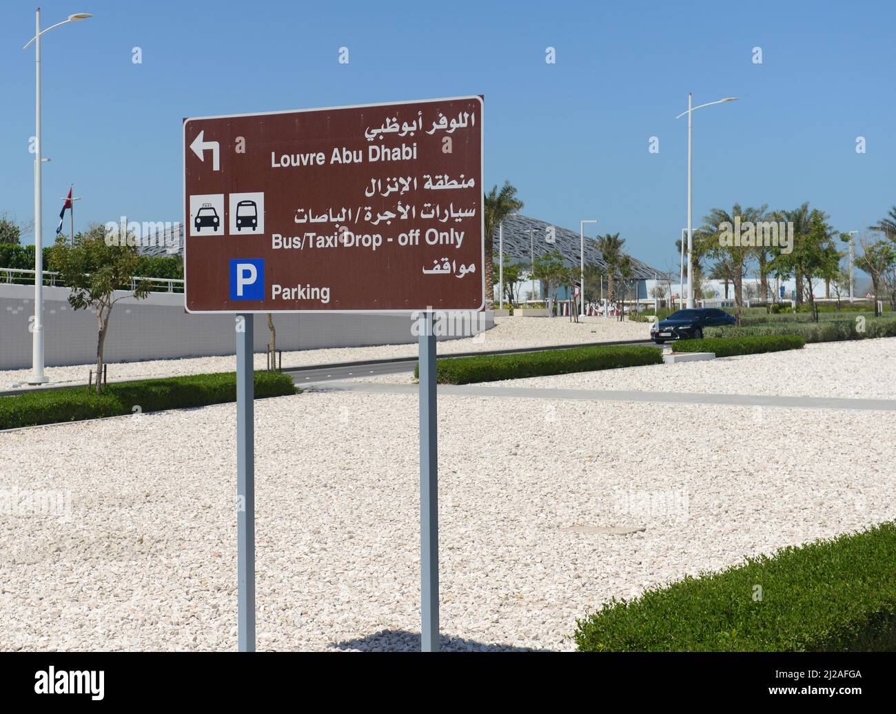 Ein Straßenschild, das den Weg zum Louvere Abu Dhabi, VAE, führt. Stockfoto