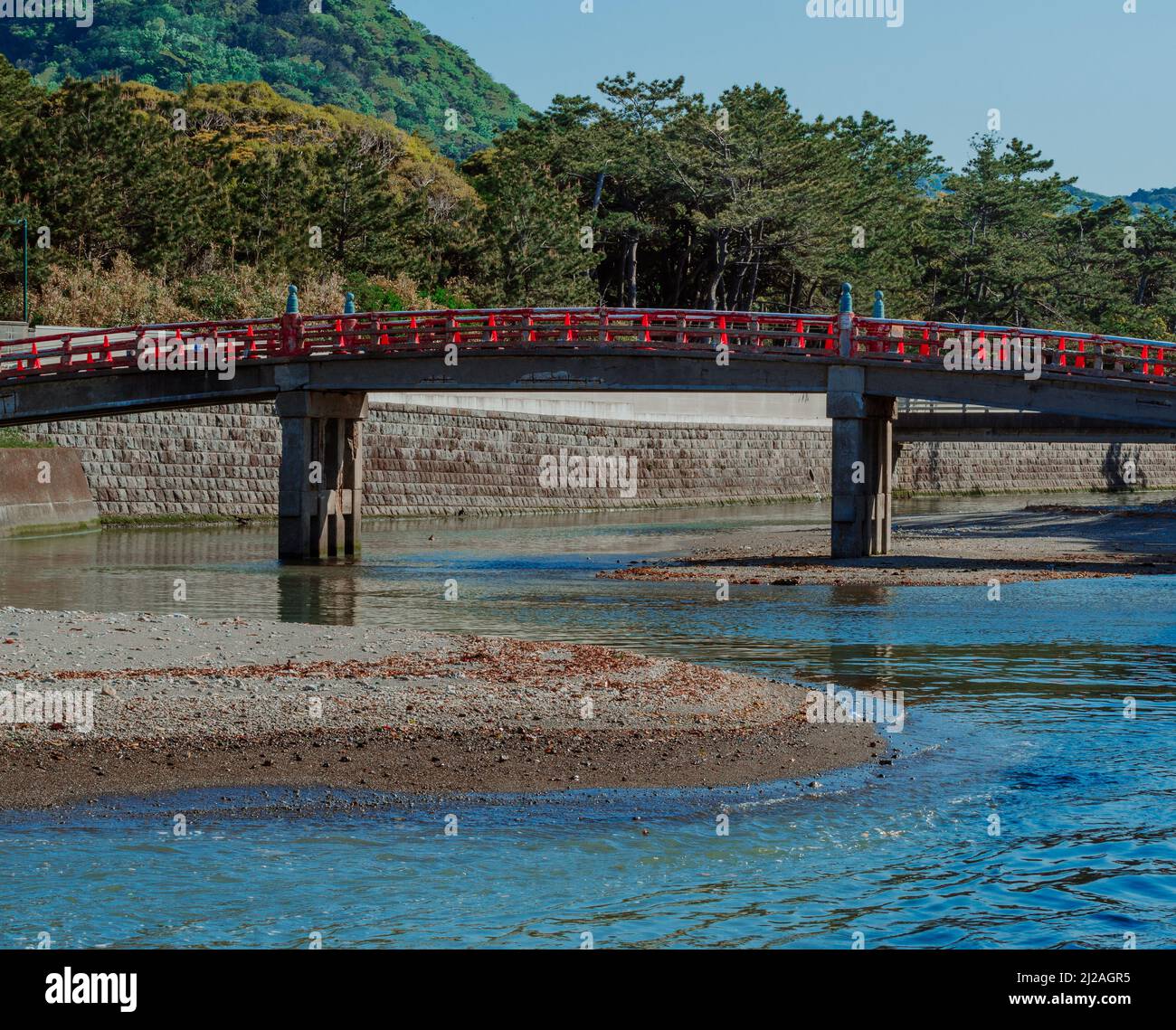 Diese traditionelle Bogenbrücke überquert den Shimoyama-Fluss, der durch die Mitte der kaiserlichen Villa Hayama (est. 1895) in Japan. Stockfoto