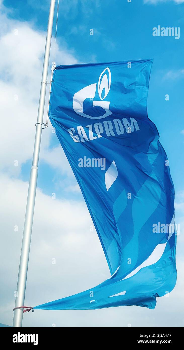 Cacak, Serbien - 10. März 2022: Gazprom-Flagge winkt im Wind auf der Tankstelle in Serbien. Gazprom ist ein multinationaler Energiekonzern mit Sitz in Sai Stockfoto