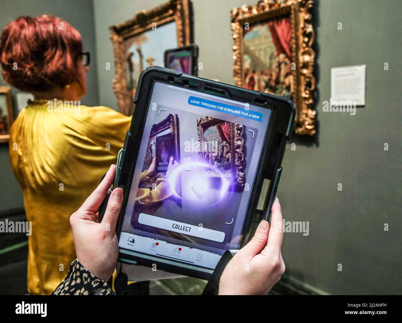 London UK 31 March 2022 die National Gallery hat ihre erste immersive Augmented Reality (AR) App gestartet, die mit Hilfe von über 80 Kindern rechtzeitig zu den Osterferien erstellt wurde. The Keeper of Paintings and the Palette of Perception ist eine kostenlose mobile Erfahrung, die mithilfe der AR-Technologie Kinder dazu ermutigt, die Galerie zu erkunden und mehr über ihre Gemälde zu erfahren.Paul Quezada-Neiman/Alamy Live News Stockfoto