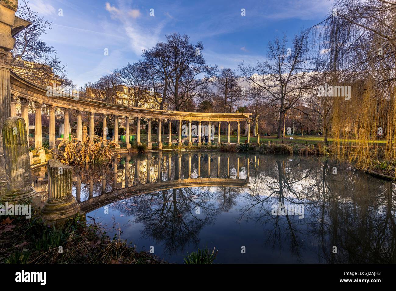 Paris, Frankreich - 19. Februar 2021: Wunderschöne Reflexion im Parc Monceau in Paris Stockfoto