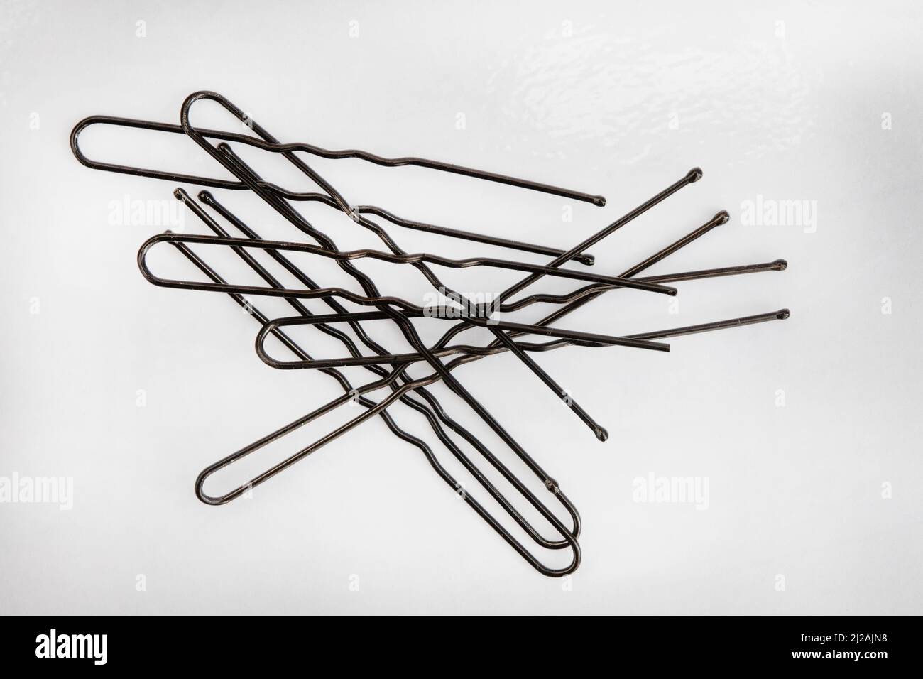 Nahaufnahme von Haarnadeln oder bobby-Pins, isoliert auf Weiß Stockfoto