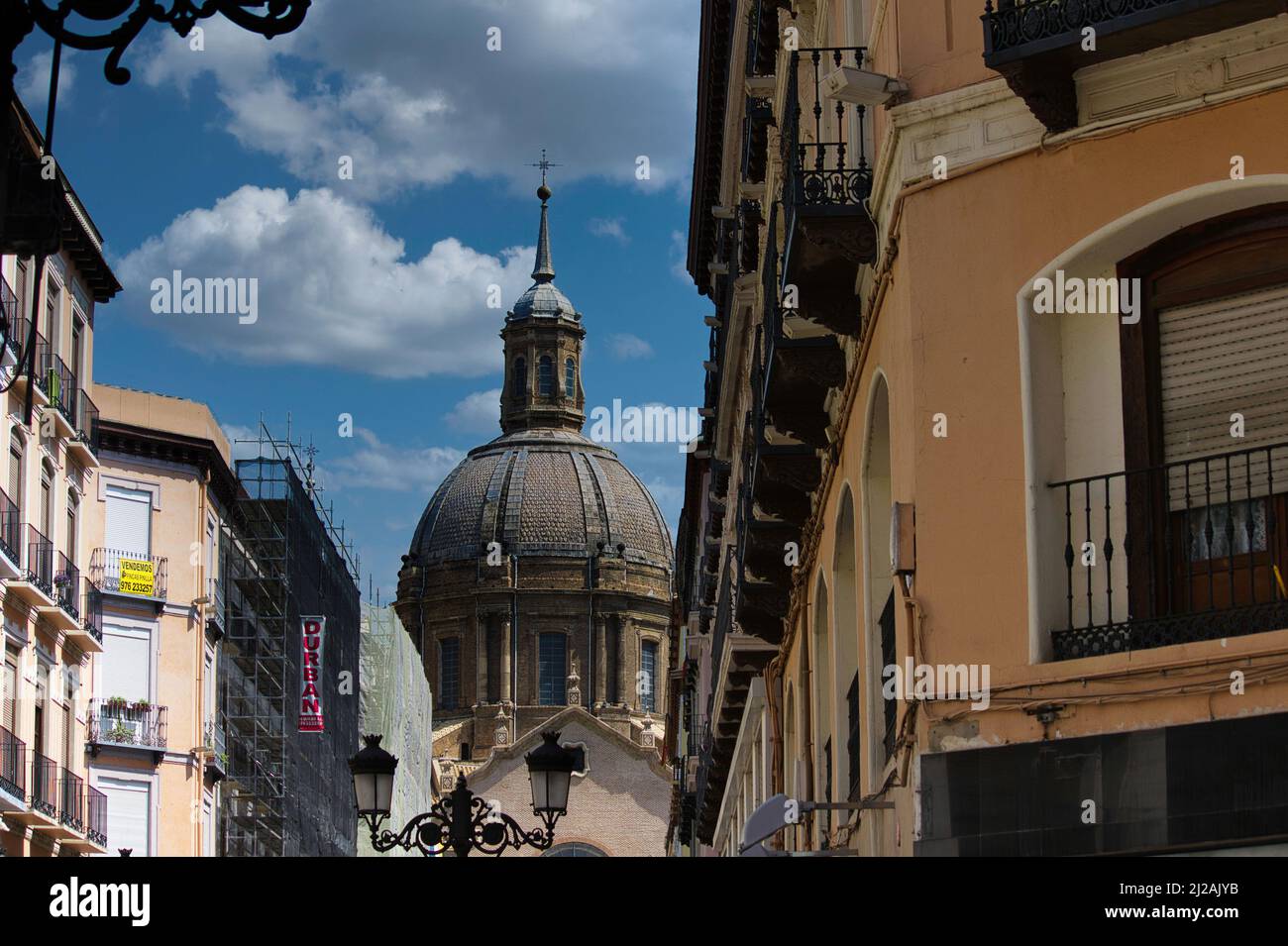 Einige architektonische Details historischer Gebäude in der schönen Stadt Zaragoza in Spanien Stockfoto