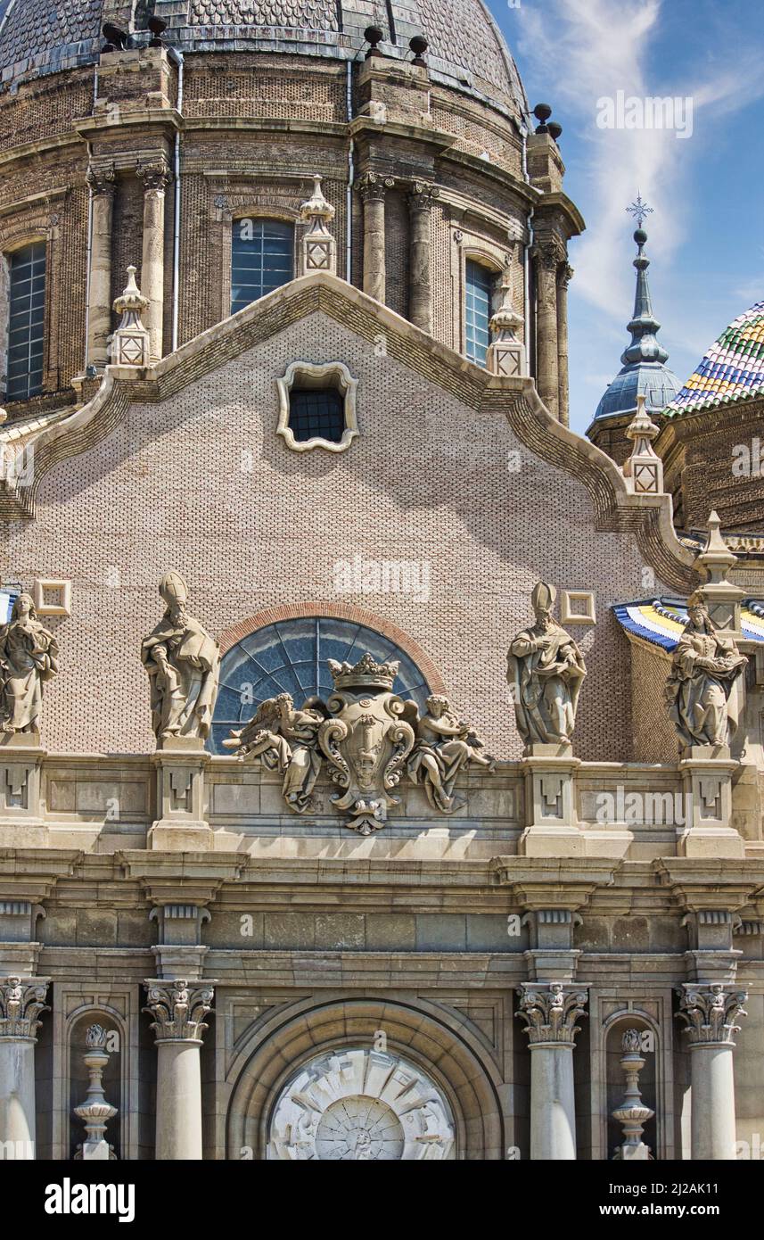 Einige architektonische Details historischer Gebäude in der schönen Stadt Zaragoza in Spanien Stockfoto