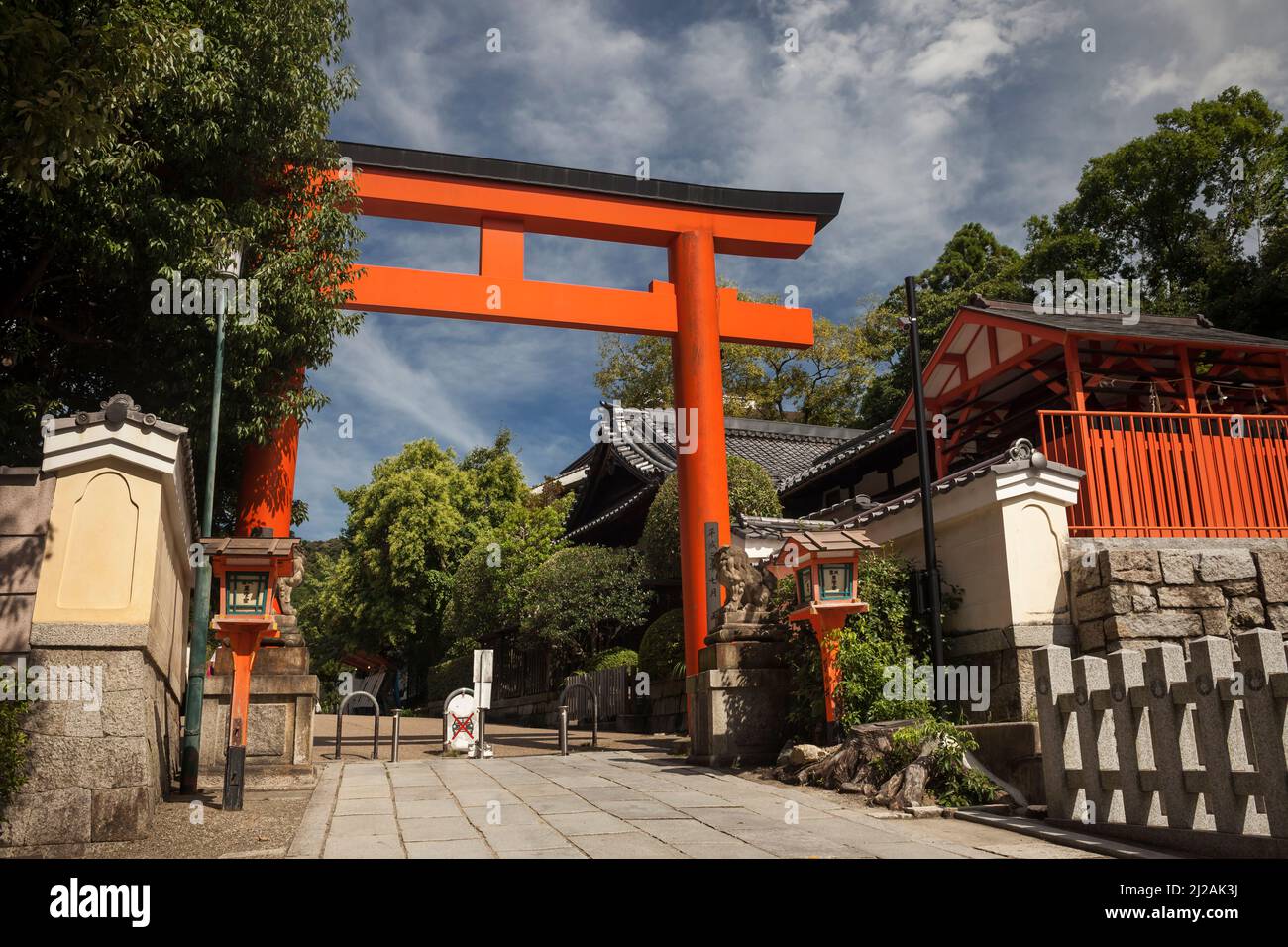 Horizontale Ansicht des Eingangs torii zum Yasaka-Schrein in Gion, Southern Higashiyama District, Kyoto, Japan Stockfoto