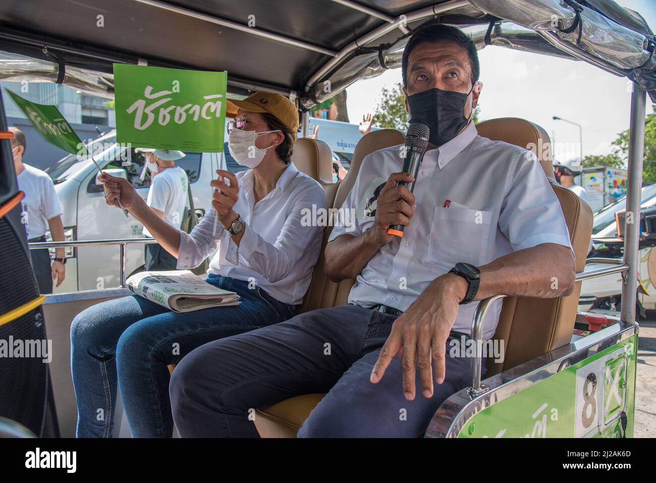 Bangkok, Thailand. 31. März 2022. Der Gouverneurskandidat von Bangkok, Chatchart Sittipunt, wurde nach der Registrierung des Gouverneurs von Bangkok bei der Bangkok Metropolitan Administration 2 in Bangkok in einer Autorikscha gesehen. Die elfte Wahl für die Regierung von Bangkok wird am 22. Mai 2022 stattfinden, das sind die ersten Gouverneurswahlen in Bangkok seit neun Jahren seit 2013, nachdem das Militär die Macht in einem Putsch von 2014 übernommen hat. Kredit: SOPA Images Limited/Alamy Live Nachrichten Stockfoto