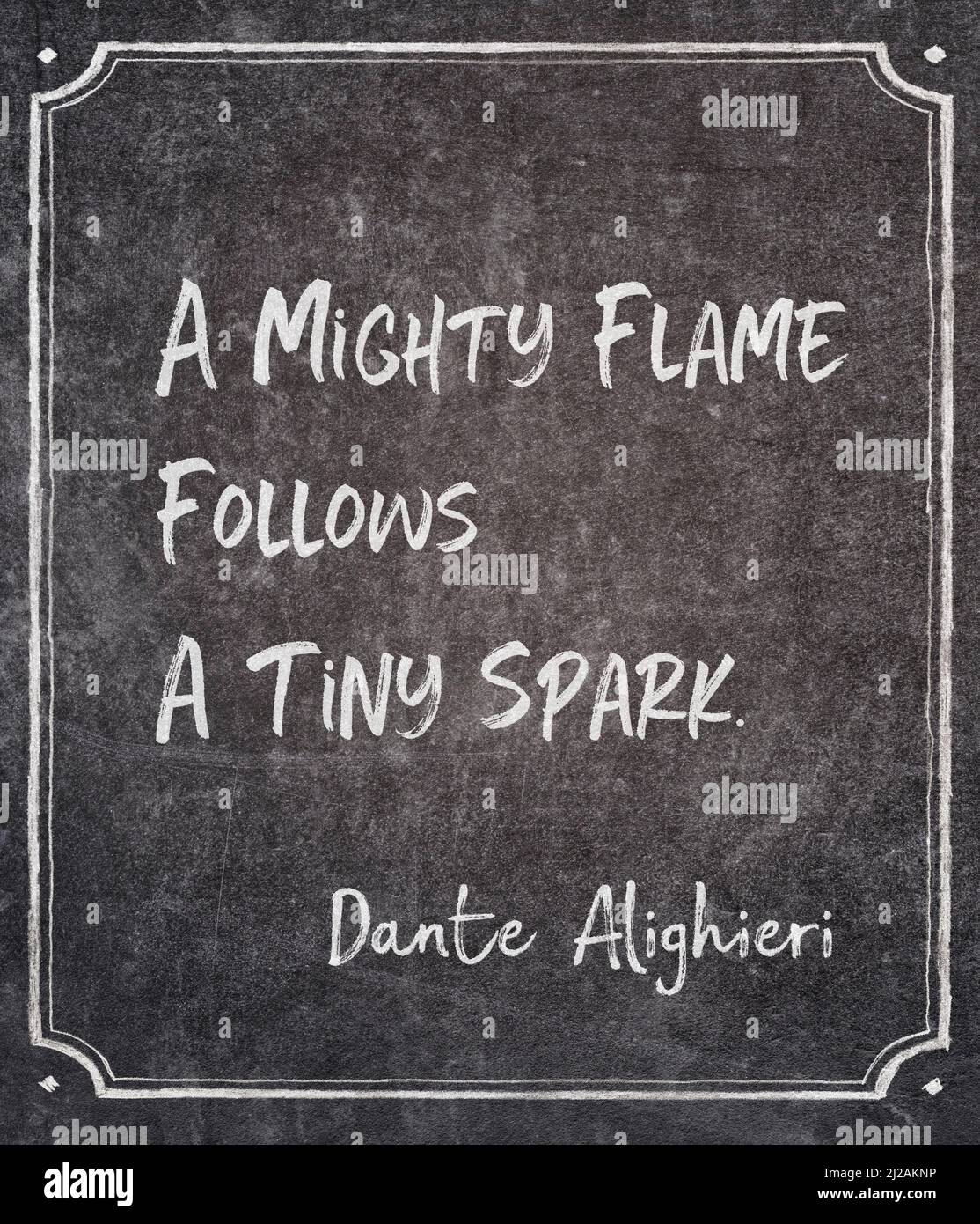 Eine mächtige Flamme folgt einem winzigen Funken - das Zitat des antiken römischen Dichters Dante Alighieri auf einer gerahmten Tafel Stockfoto