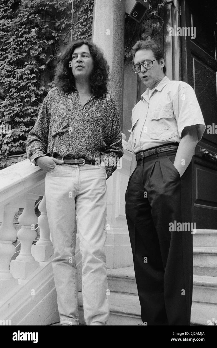 Archivbild von Deep Purples Ian Gillan mit dem Sender Tommy Vance auf den Stufen des neu gegründeten Metropolis Recording Studios in West London 1989 Stockfoto