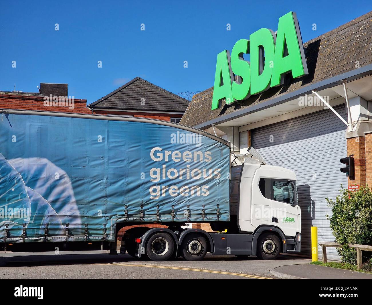Llanelli, Wales, UK, March14, 2022 : Lieferwagen von Asda aus seiner Lieferkette, der seinen LKW voller Waren und Waren an sein Einzelhandelsgeschäft liefert Stockfoto