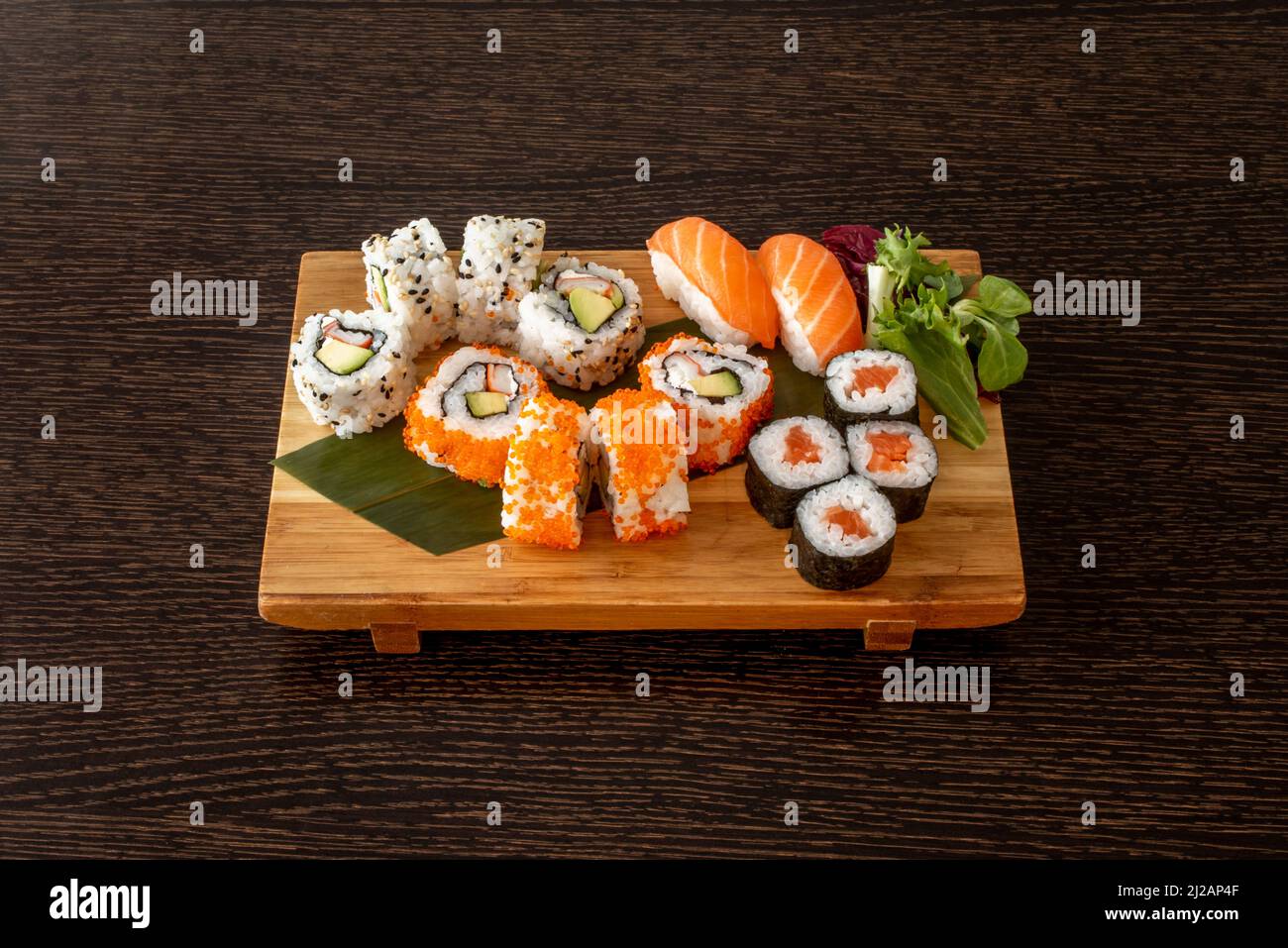Sushi-Tablett kombiniert mit Uramaki california Roll, Lachs Nigiri ...