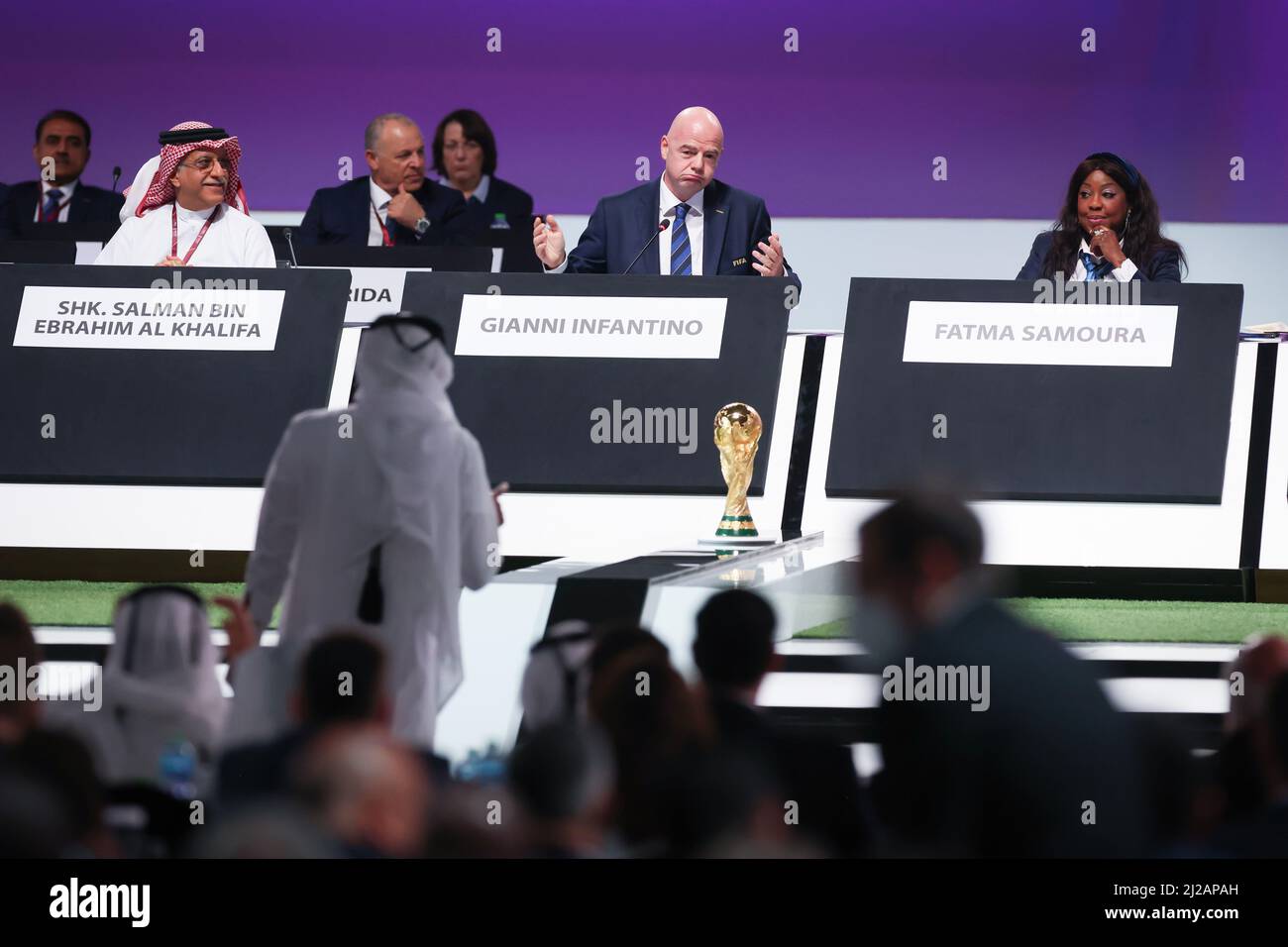 Doha, Katar. 31. März 2022. Fußball: FIFA-Kongress 2022. FIFA-Präsident Gianni Infantino (2. von rechts) spricht neben FIFA-Generalsekretärin Fatma Samoura (r) bei der Eröffnung des FIFA-Kongresses im Doha Exhibition & Convention Center (DECC). Quelle: Christian Charisius/dpa/Alamy Live News Stockfoto