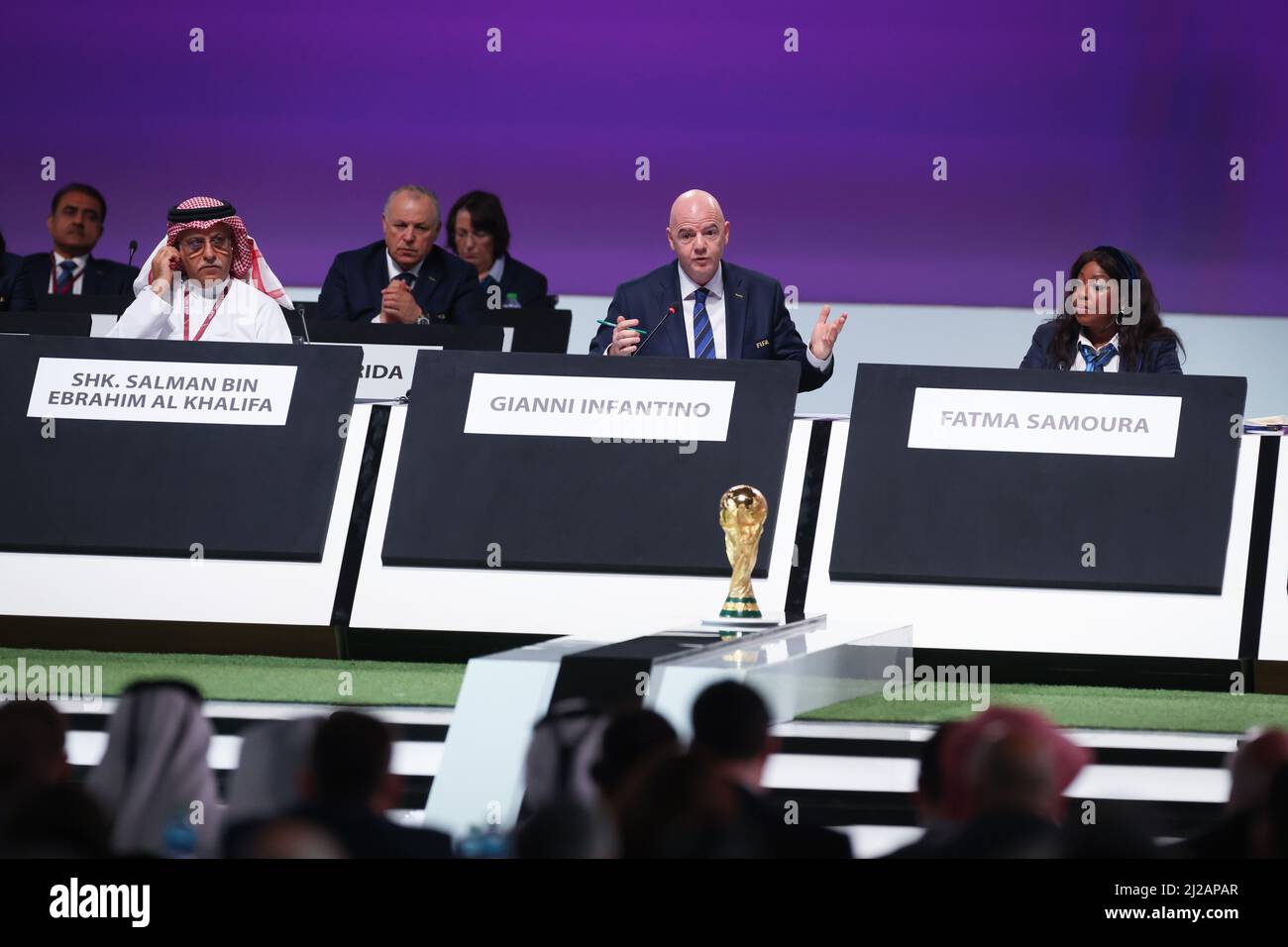 Doha, Katar. 31. März 2022. Fußball: FIFA-Kongress 2022. FIFA-Präsident Gianni Infantino (2. von rechts) spricht neben FIFA-Generalsekretärin Fatma Samoura (r) bei der Eröffnung des FIFA-Kongresses im Doha Exhibition & Convention Center (DECC). Quelle: Christian Charisius/dpa/Alamy Live News Stockfoto