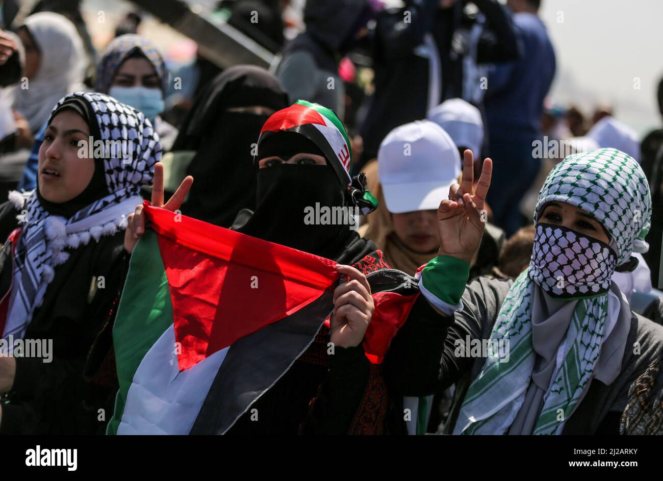 Gaza-Stadt. 30.. März 2022. Palästinenser, die an einem marsch zum Gedenken an den 46.. Jahrestag des Erdtages im Seehafen in Gaza-Stadt teilnehmen. Stockfoto