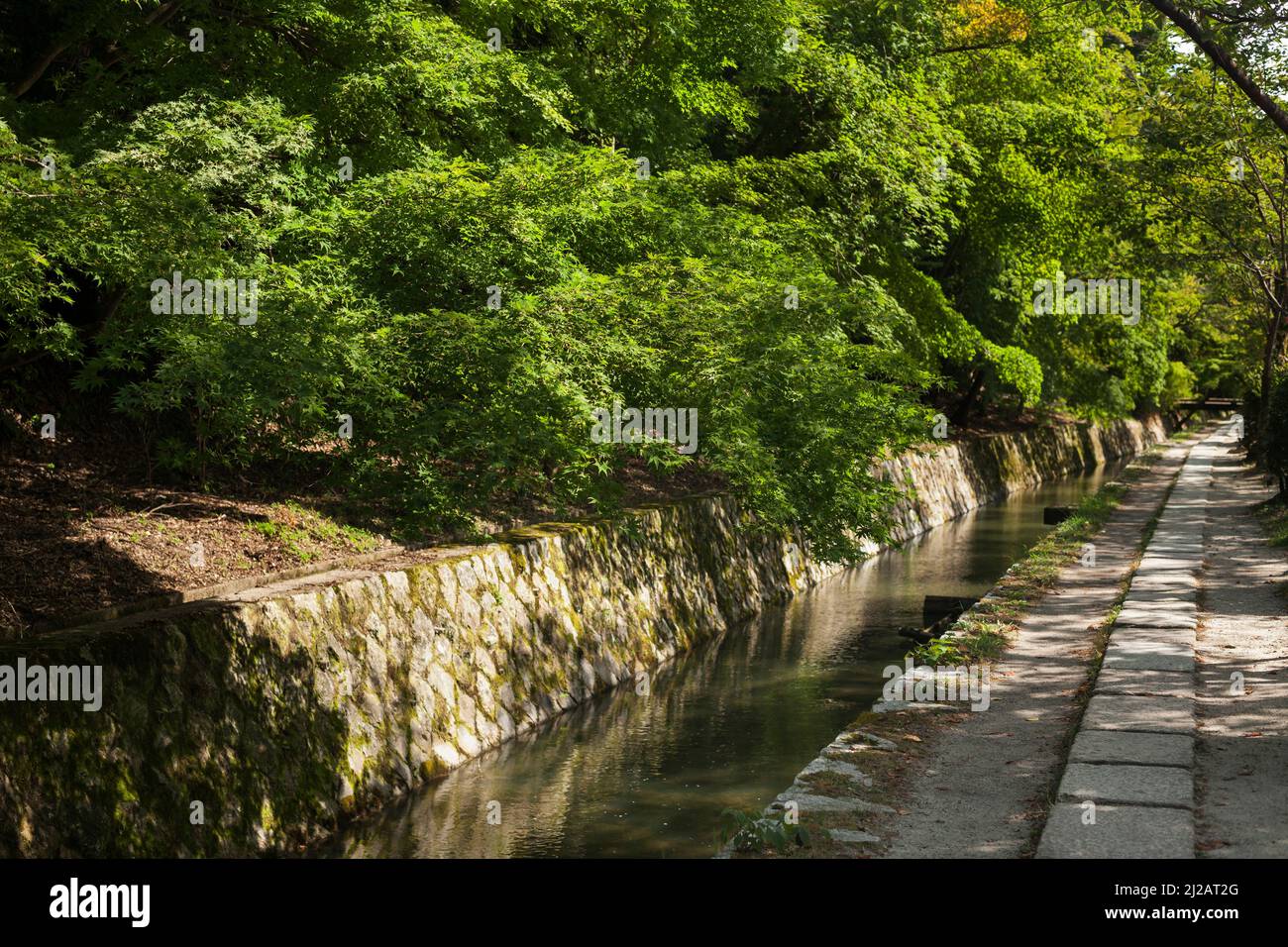 Horizontaler Blick auf den Fußgängerweg der Philosophie (oder Philosophenweg), Nord-Higashiyama, Kyoto, Japan Stockfoto