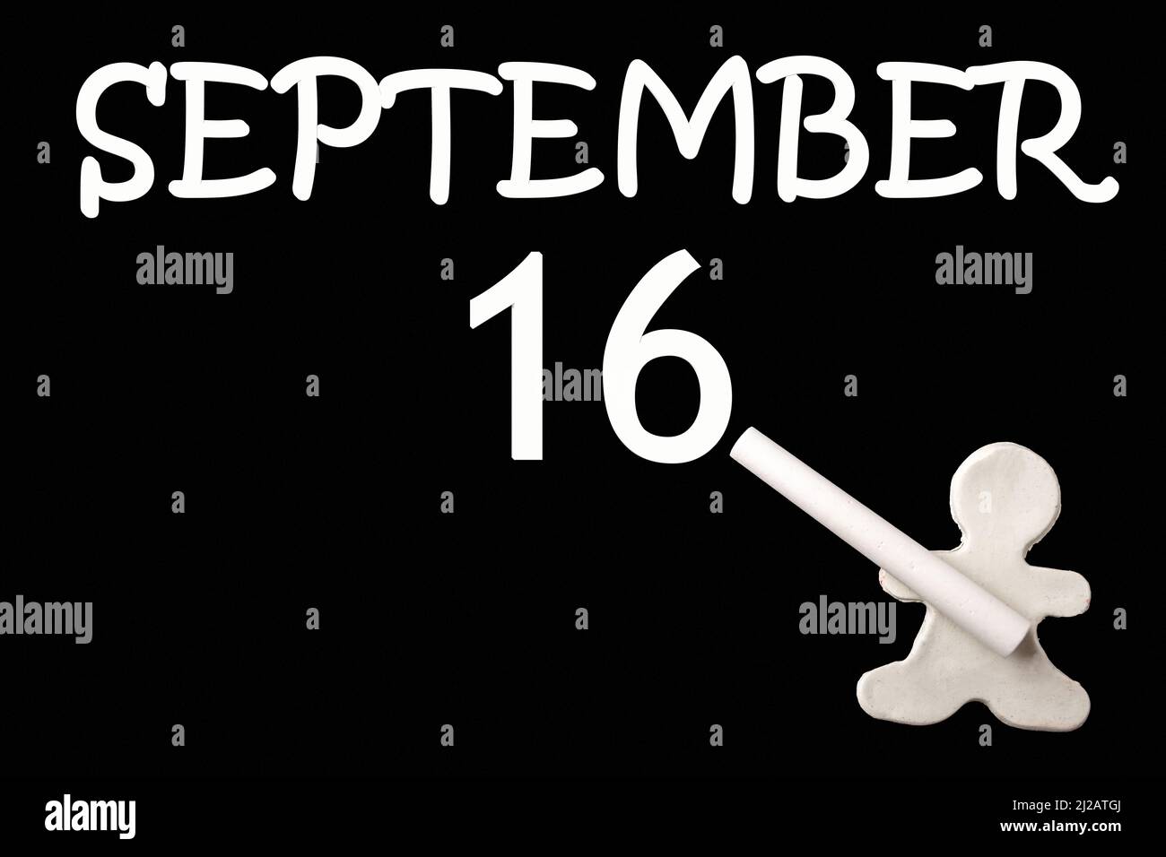 16. Tage im September. Ein kleiner weißer Mann aus Plastilin, der das Datum des 16. September auf eine schwarze Tafel schreibt. Geschäftskonzept. Bildungskonzept. Herbstmonat, Stockfoto