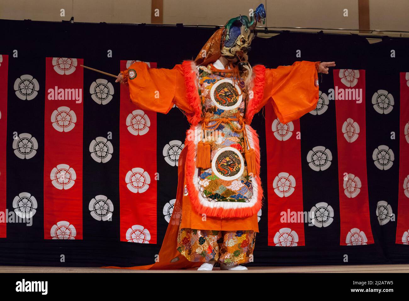 Horizontale Ansicht eines der Schauspieler einer traditionellen japanischen Performance in Gion Corner, Gion Yasaka Hall Auditorium, Southern Higashiyama, Kyoto Stockfoto