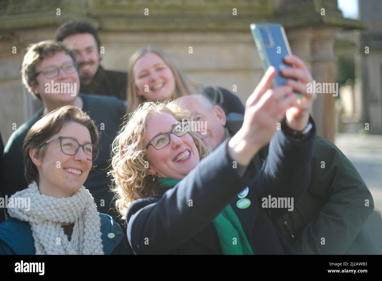 Linlithgow Schottland, Großbritannien, März 31 2022. Die Co-Führer der schottischen Grünen Partei Patrick Harvie und Lorna Slater werden von Kandidaten auf dem Stadtplatz begleitet, um die lokale Wahlkampagne der Partei zu starten Stockfoto