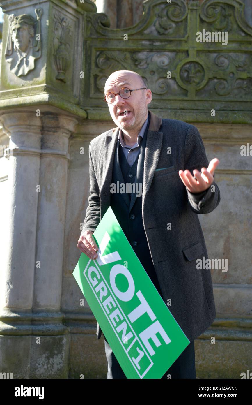 Linlithgow Schottland, Großbritannien, März 31 2022. Die Co-Führer der schottischen Grünen Partei Patrick Harvie und Lorna Slater werden von Kandidaten auf dem Stadtplatz begleitet, um die lokale Wahlkampagne der Partei zu starten Stockfoto