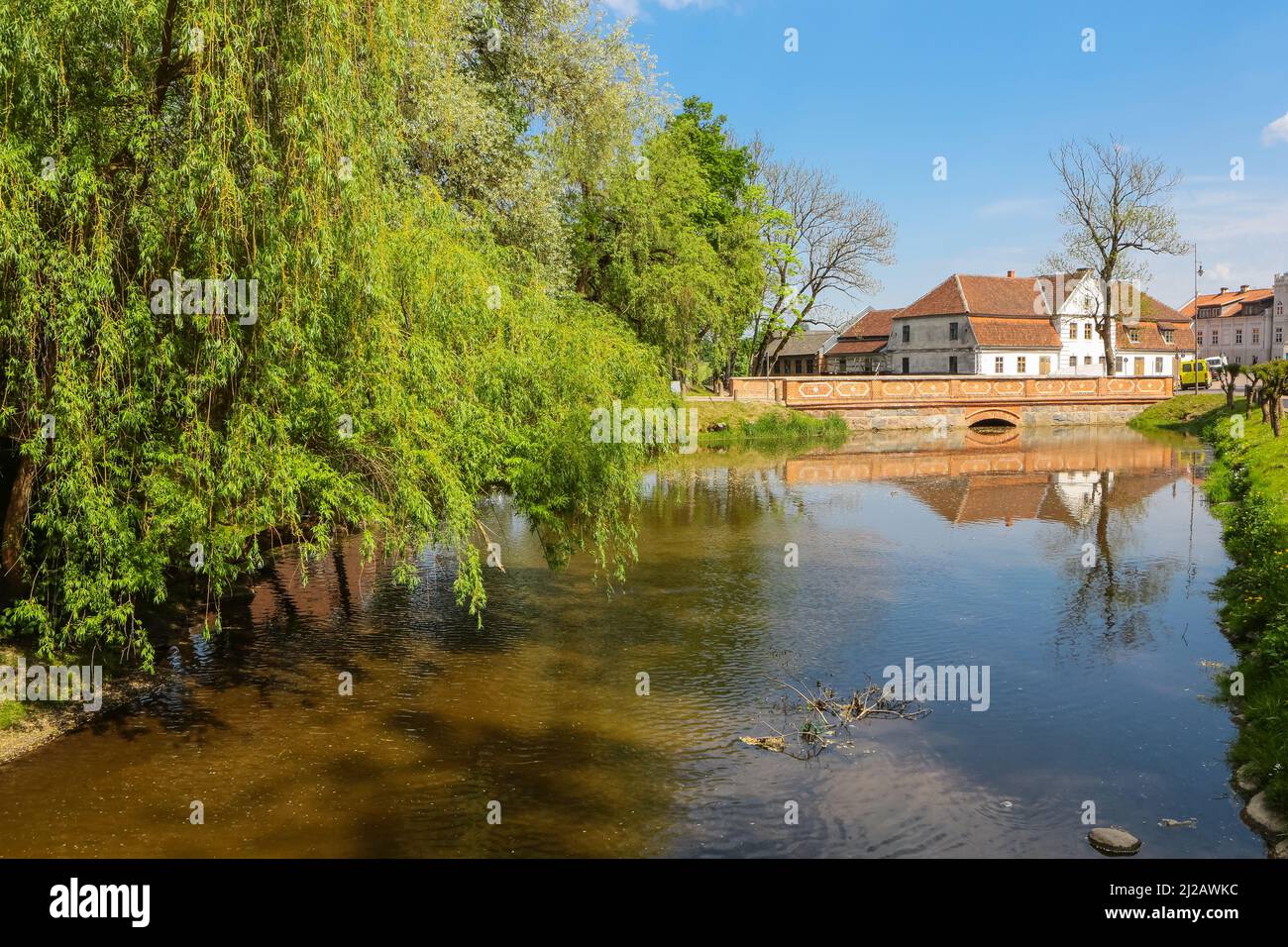 Die Steinbrücke über den Fluss Aleksupite in der Stadt Kuldiga in Latvias Stockfoto