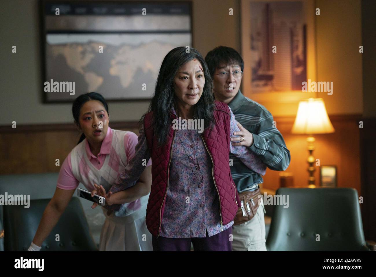 ALLES ÜBERALL AUF EINMAL (2022) STEPHANIE HSU MICHELLE YEOH KE HUY QUAN DAN KWAN (DIR) DANIEL SCHEINERT (DIR) A24/MOVIESTORE COLLECTION Stockfoto