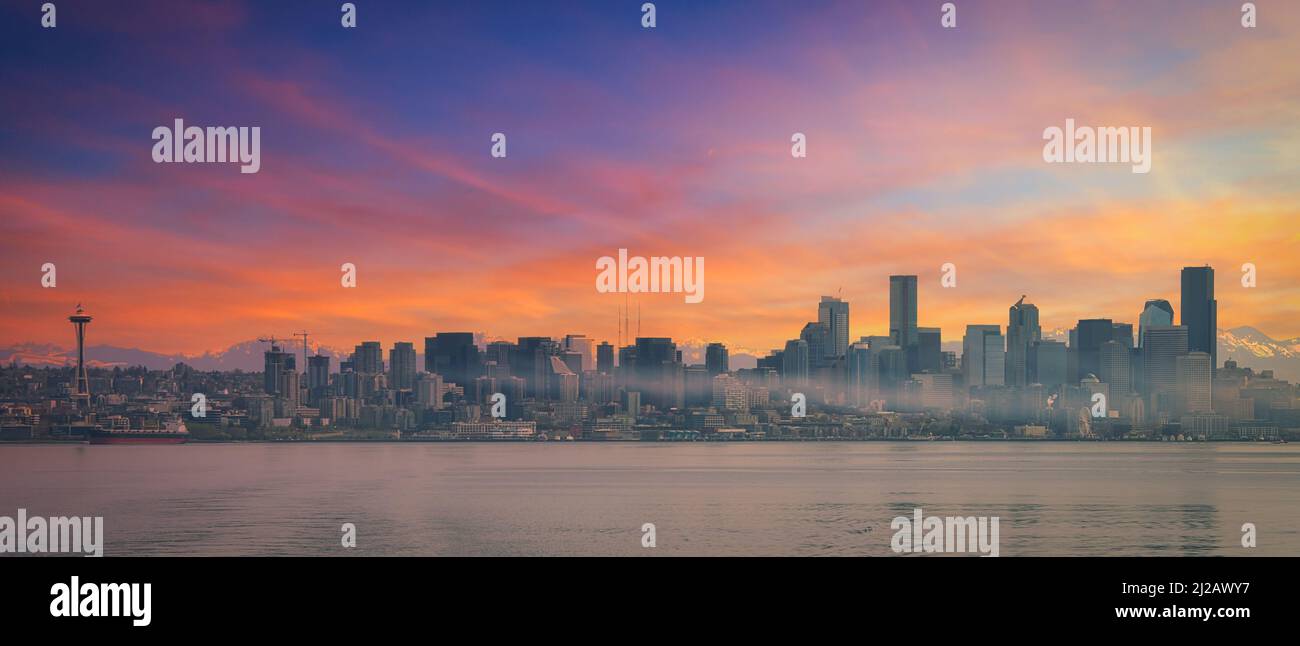 DOWNTOWN SEATTLE VOM UNTEREN QUEEN ANNE VIERTEL ZUM PIONEER SQUARE VIERTEL Stockfoto