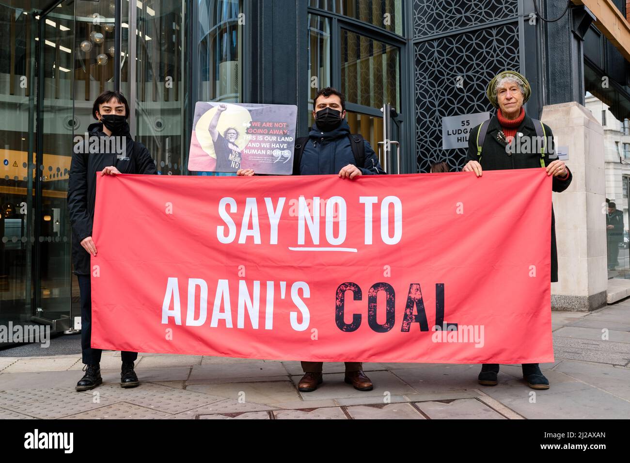 London, Großbritannien. 31. März 2022. Protest vor DEM GLAS-Büro in London. GLAS wird als der zukünftige Sicherheitstruchmann von Adani vermutet.Quelle: Andrea Domeniconi/Alamy Live News Stockfoto